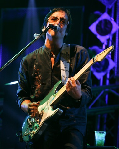 Nuvo, led by Joe and Kong performed some hits from yesteryear including “Luem Pai Mai Rak Kan” (Forget Loving Me) and “Luek Sud Jai” (Deep in My Heart).