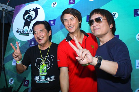 (L-R) Surachai Thangjaithrong, President of the Silver Lake Entertainment Co., Ltd. poses with Wuttinan Pirompakdee, Managing Director of Music Union Co., Ltd. and rock star Pom Asanee Chothikul.