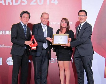 Thanawan Chaiwatana, Managing Director of Magnolia Quality Development Corporation Ltd. (left) and Special Architecture and Design Consultant Surawat Hanthawichai (right) receive the 2014 design award from Heart Media’s Executive Director - Business Development, Gael Burlot (2nd left) and Ensign Media’s International Distribution Manager Patravadee Sirapanthakarn.