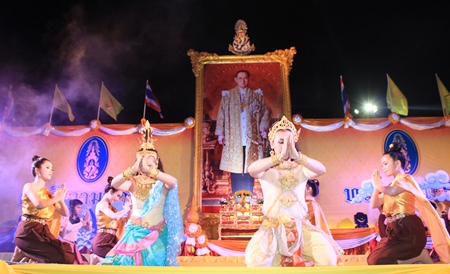 Pattaya students pay homage to HM the King with a time honored traditional Thai dance.