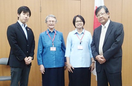 H.E. Shigekazu Sato (right), Ambassador of Japan, and Sister Jiemjit Thumpichai (2nd left), President of the Good Shepherd Foundation, jointly signed a grant contract at the Embassy of Japan for a new school bus.