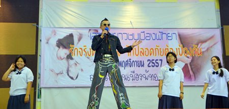 Manaswin “Tik Shiro” Nanthasaen entertains the students, giving a motivational speech at the World AIDS Day sex-education seminar for students from Pattaya schools 4 and 7.