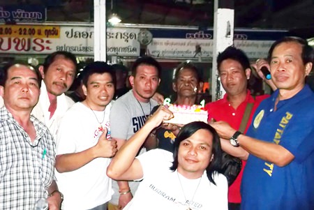 Pattaya Mail’s senior reporter Boonlua Chatree (back, center) celebrates his 60th birthday with friends at the Buffalo Market.