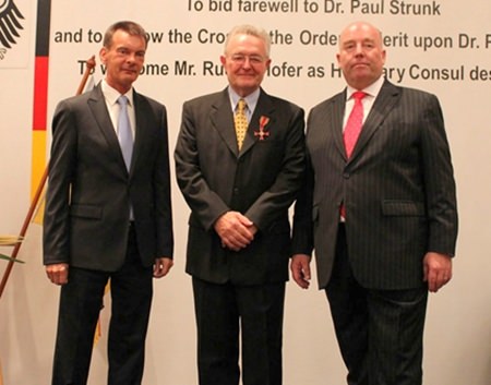 German Ambassador H.E. Rolf Schulze (right) with his new designated honorary consul Rudolf Hofer (left) at the farewell party of Dr. Paul Strunk (centre).