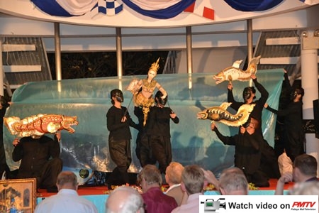 A Hun Lakorn Lek puppet show performed by the Khlong Bang Luang ensemble rounded the evening.