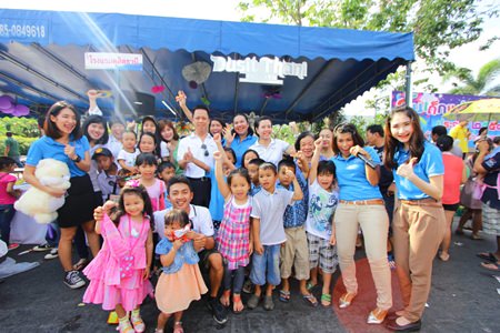 Neoh Kean Boon (center, white shirt), resident manager of Dusit Thani Pattaya leads Dusit Thani Pattaya staff and management to present toys, school supplies and other giveaways while engaging the kids in fun games such as song and coloring contest as well as teaching them some English words and phrases. The parents also were given a seedling for a present to encourage them to teach their kids the importance of a green environment.