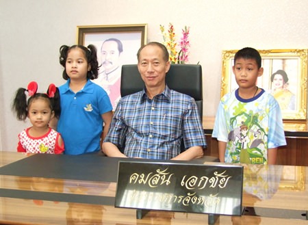 Chonburi Governor Khomsan Ekachai opened his office for children and youths to tour, even allowing some to sit in his chair.