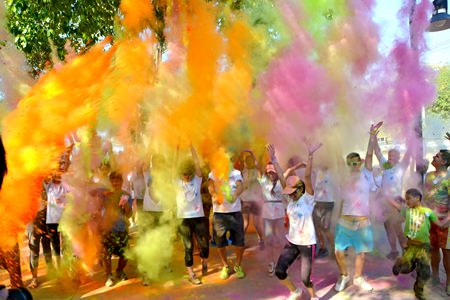 The normally tranquil area around Buddha Hill was turned into a kaleidoscope of colors last Sunday for Pattaya’s first ever Colour Run. Over a quarter million baht was raised for Rotary Club of Jomtien- Pattaya charities, much of which will go towards helping less fortunate children in our community.