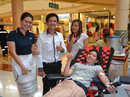 Big C North Pattaya staff and management encourage the blood donors.