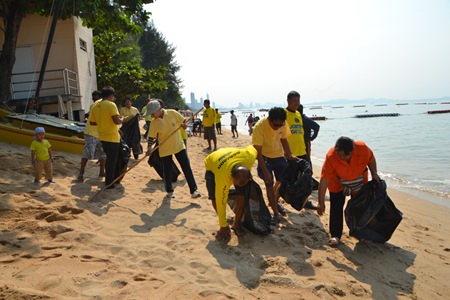 Beach Vendors and others help clean up Jomtien Beach.