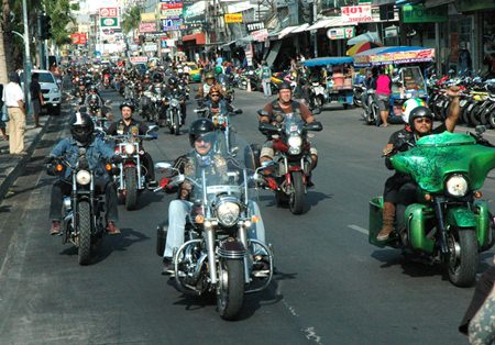 100s of big bikes rumble down Pattaya Beach Road.