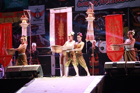 A beautiful Thai performance easily reminds everyone that this event takes place in Thailand.