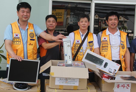 Members from the Daegu Wonjin Lions Club in South Korea asked for extra baggage allowance from their airline so they could transport five Samsung computers to Pattaya.