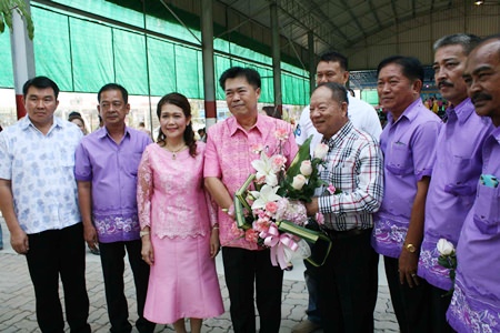 Nongprue Mayor Mai Chaiyanit (center, right) presents a bouquet of flowers to new Banglamung District Chief Chakorn Kanjawattana (center left) and his wife, the new head of Banglamung Red Cross, Usa Kanjawattana (3rd from left).