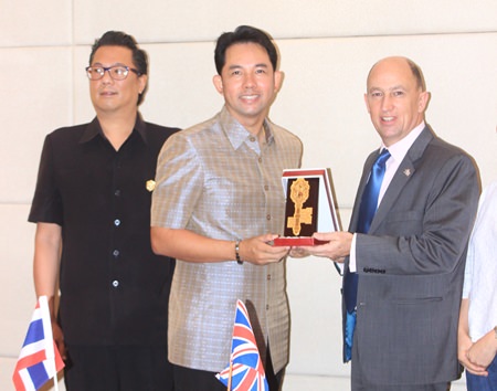 Mayor Itthiphol Kunplome presents an honorary key to the city to British Consul Michael Hancock.