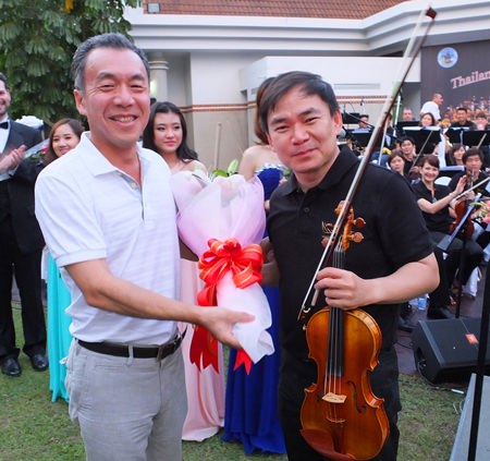 Masaya Furuta, Vice-President of Yamaha presents flowers to concert-master Sittichai Pengcharoen.