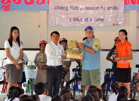 Teachers and administrators at Nong Ket Noi School thank Rick for his generosity.