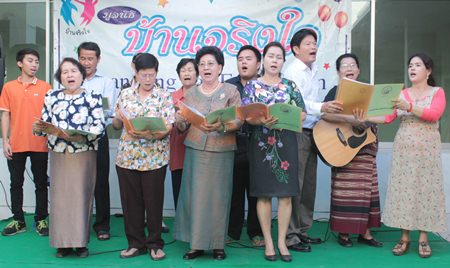 Women of Naklua Church ‘Sputnik’ provide a musical interlude.