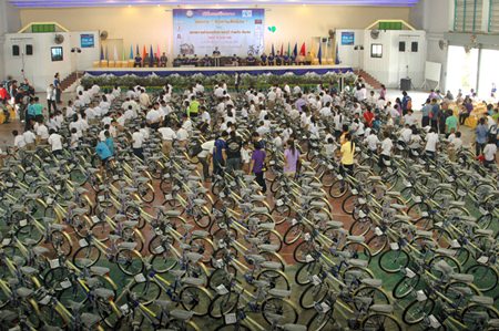 The Ramkhamhaeng Association of Pattaya-Chonburi and Total Access Communications donated 330 bicycles to Pattaya School No. 2 and surrounding institutions.