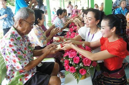 YWCA Chairwoman Praichit Jetapai (right) and YWCA members take part in the traditional “rod nam dam hua” ceremony at the Banglamung Home for the Elderly.