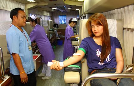 Bangkok Hospital Pattaya’s blood donation bus made its way to Sriracha where good-hearted local people donated their time and blood for a good cause.