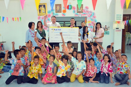 Travis Dupre (3rd the left), managing director of Thunder Oilfield Services (Thailand) Limited, generously donates 400,000 THB to support the children at the center.