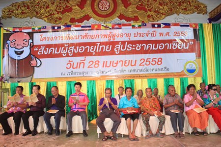 Former Culture Minister Sonthaya Kunplome (left) joins other politicians to sit alongside hundreds of seniors in prayer during this year’s Senior’s Ability Development Project.