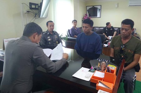 Chairat Chansawang (center) proclaims his innocence in the murder of Suwijak Prasert.