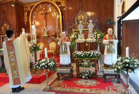Father John Baptist Nuphan Thasmalee blesses the statues, pictures and relics in the St. Nikolaus church.