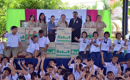 The Pattaya Sports Club has donated 14 fans to Huay Yai School to make learning more of a breeze.