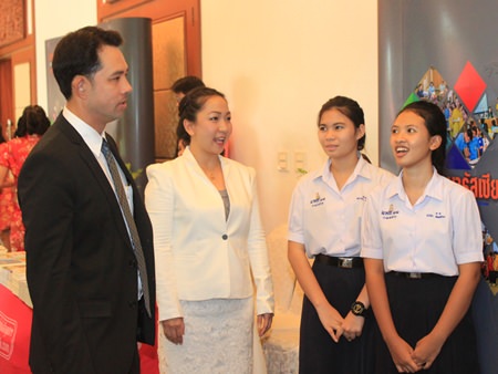 Mayor Itthiphol Kunplome chats with local students.