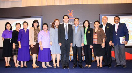 Mayor Itthiphol Kunplome (center), along with expert lecturers, community representatives, city council members, school management, teachers, and relevant organizations take part in the exhibition.