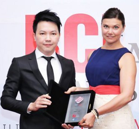 Cholathit Thanadsilpakul (left), Architect Principal of Jarken group of companies, receives the award from Anna Krups, Chief Human Resources Development Officer at BCI Media Group (BCI Asia), at a ceremony held at the Shangri la Hotel, Bangkok.