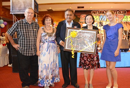 Radchada Chomjinda - Director of the HHN Foundation Thailand, presents Peter with a gift as Bobby Clark, Elfi Seitz and Katharina look on.