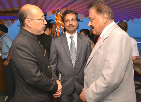 HE Harsh Vardhan Shringla (left), Indian Ambassador to Thailand, chats with Pratheep S. Malhotra, MD of Pattaya Mail Media Group at the welcome party.