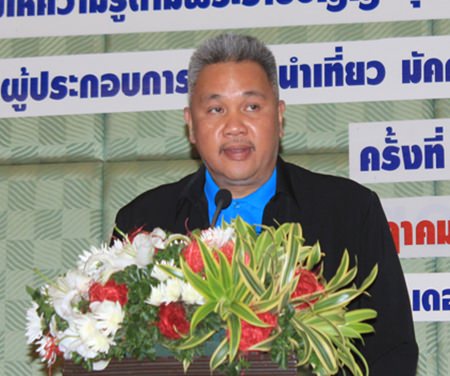 DASTA regional general manager Thaweepong Wichaidit lectures tour operators, guides, leaders, and business owners about prohibitions under the law, proper conduct for tourism businesses, and terms under which licenses can be suspended or revoked.