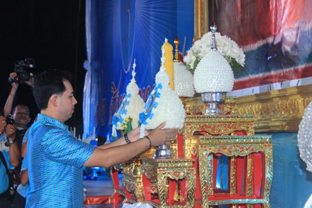 Mayor Itthiphol Kunplome leads the flower offering ceremony at Bali Hai.