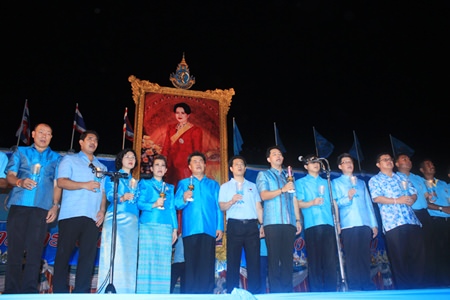 Mayor Itthiphol Kunplome and Chakorn Kanjawattana lead city officials in the candle lightening ceremony.