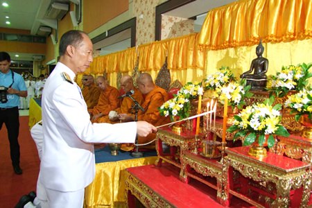 Chonburi Gov. Khomsan Ekachai hosts the province’s birthday commemoration for HM the Queen at Chonburi City Hall.