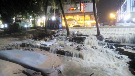 Steps leading to Pattaya Beach in front of the Pizza Hut restaurant on Pattaya Beach Road were turned into a deceptively beautiful waterfall as tropical storm Vamco raged through the area. Days later, Pattaya residents were still digging out and tallying their losses after the most powerful storm to hit the area since 2011 brought massive flooding, destruction and death to the Eastern Seaboard. 