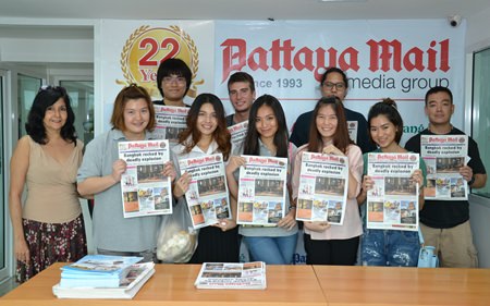 Front row, left to right: Pattaya Mail Director of Communications Sue Kukarja greets Asian University students Irin Charoenkietkrai, Panyanuch Suksamran, Tawanshine Penthisarn, Budsayamas Cheaplam, and Punyanuch Thumatijpiroj; and back row, left to right: Teerapat Petram, Olli Oksala, Natthapol Inderasuwan and Andrew Agnew.