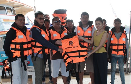 Central Festival Pattaya Beach executives donate 520 life jackets to boat operators on the Koh Larn-Pattaya route.