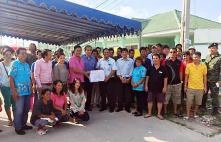 Takientia District Chief Manop Prakobtham, Sutas Nutpan, director of the Pattaya Waterworks Department, and soldiers met angry homeowners in Sooksiri Village, which has had no steady water supply for several years.