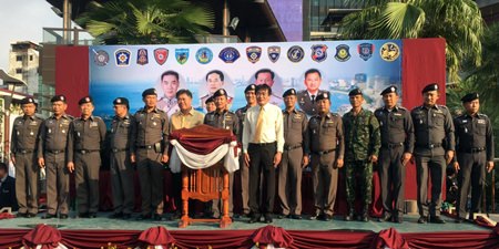 Chonburi’s police superintendent Pol. Maj. Gen. Amphon Buarubporn dispatched a large group of officers, soldiers and volunteers to spread out across Pattaya to round up criminals and prevent crimes during the holiday week.