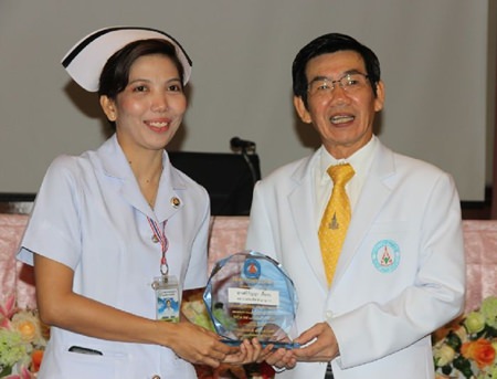 Nurse to Sikanya Chuarop receives a commemorative plaque from Surat Thani Hospital Director Dr Adikiat Irmworaniran for her quick action to save the life of a German tourist.