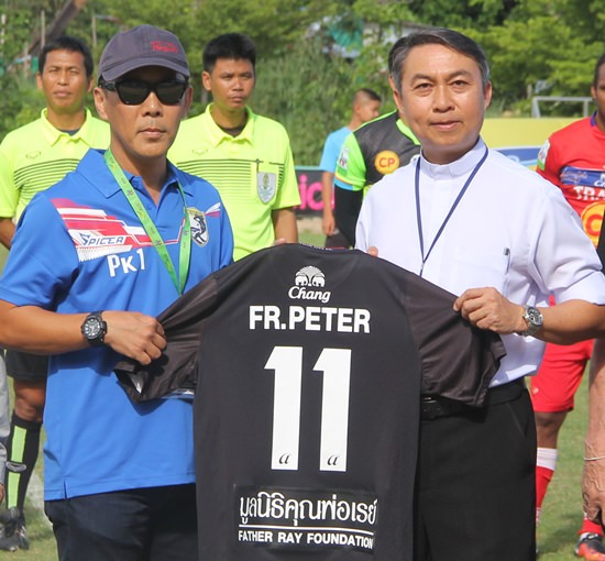 Father Peter receives an official shirt from Pattaya City FC owner, Poonpol Kamuttira.