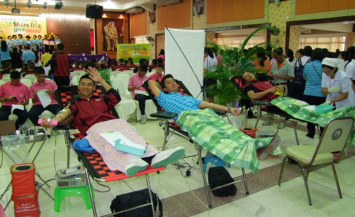 The Chonburi Red Cross thanks those who roll up their sleeves to give blood, and encouraged others to join the drive.