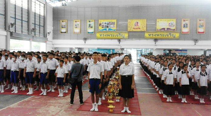 Students from middle school to high school sing ‘Pra Khun Tee Sorn’ (thank you for teaching us), before presenting flowers, handmade garlands and other symbolic items to their teachers.