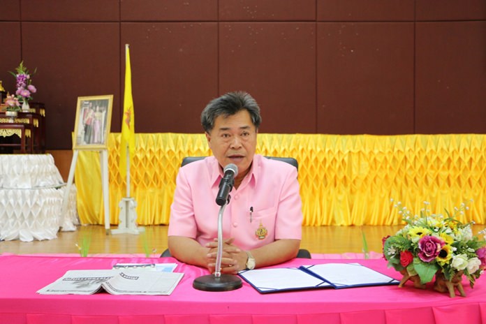Banglamung’s district chief, Chakorn Kanjawattana leads an educational briefing on the draft constitution.