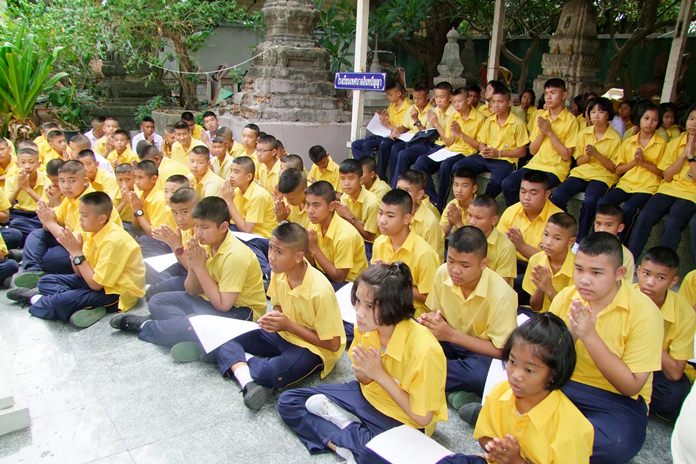 Students pay tribute to their King at Chalermprakiat Pavilion in Chonburi.
